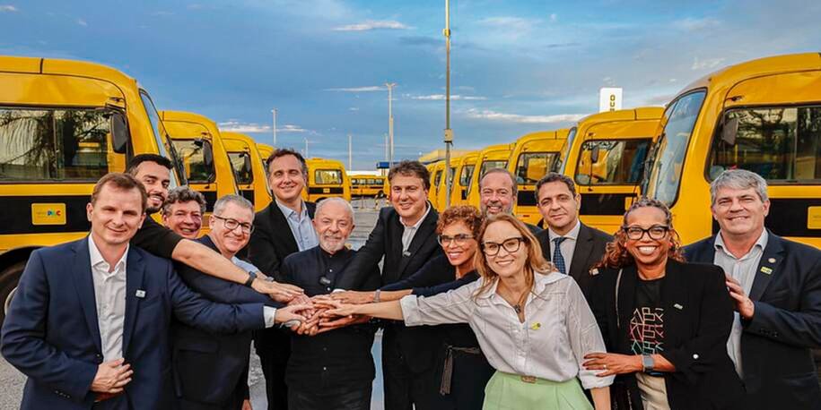 Lula defende investimento em educação e entrega 324 ônibus escolares em MG