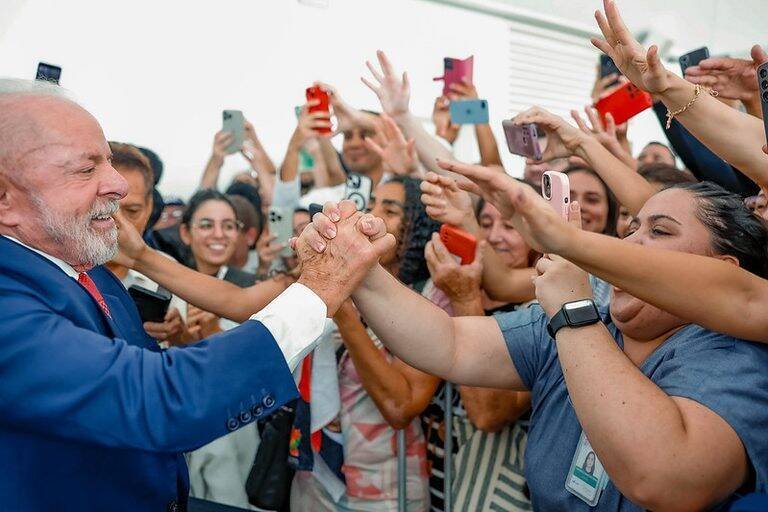 Lula defende investimentos em saúde e educação e critica elite invisível