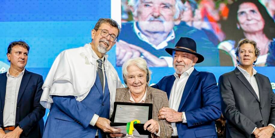 Lula defende terras raras do Brasil e homenageia Mujica em evento tenso