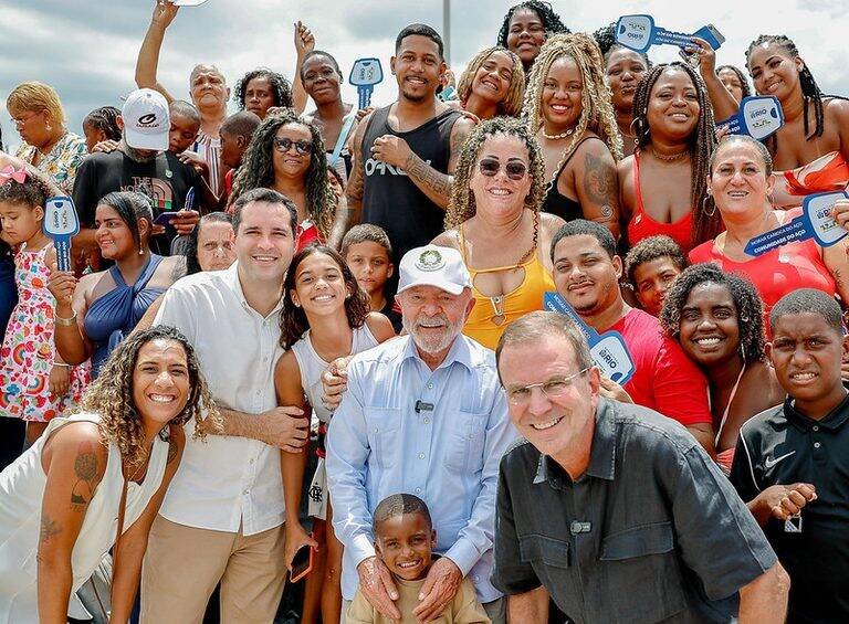 Lula e Eduardo Paes entregam 64 apartamentos e transformam Comunidade do Aço
