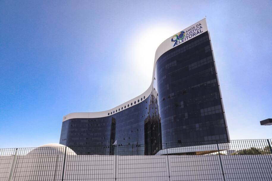 Lula e Flávio Bolsonaro intensificam batalhas jurídicas antes da campanha