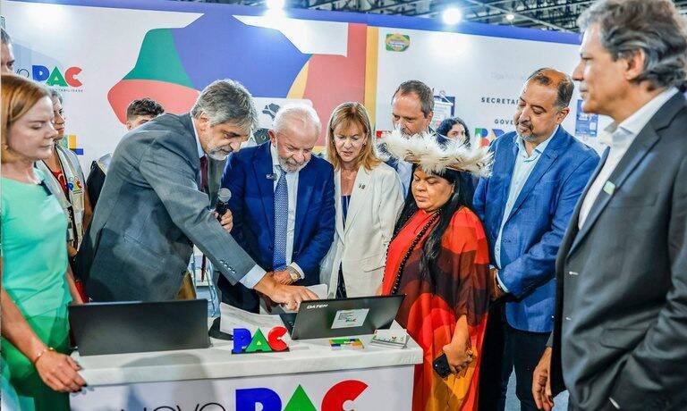 Lula entrega R$ 211 bilhões em investimentos e promete melhorias em SP