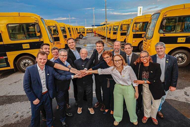 Lula lança 324 novos ônibus escolares e promete atender 120 mil estudantes