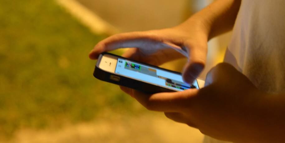 Lula proíbe rolagem infinita para crianças e adolescentes nas redes sociais