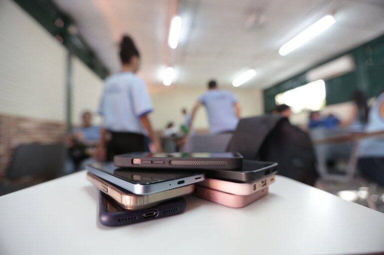 MEC inicia pesquisa em 8 mil escolas sobre a lei que regula celulares na educação