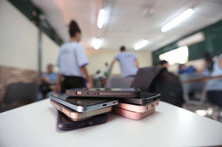 MEC inicia pesquisa em 8 mil escolas sobre a lei que regula celulares na educação