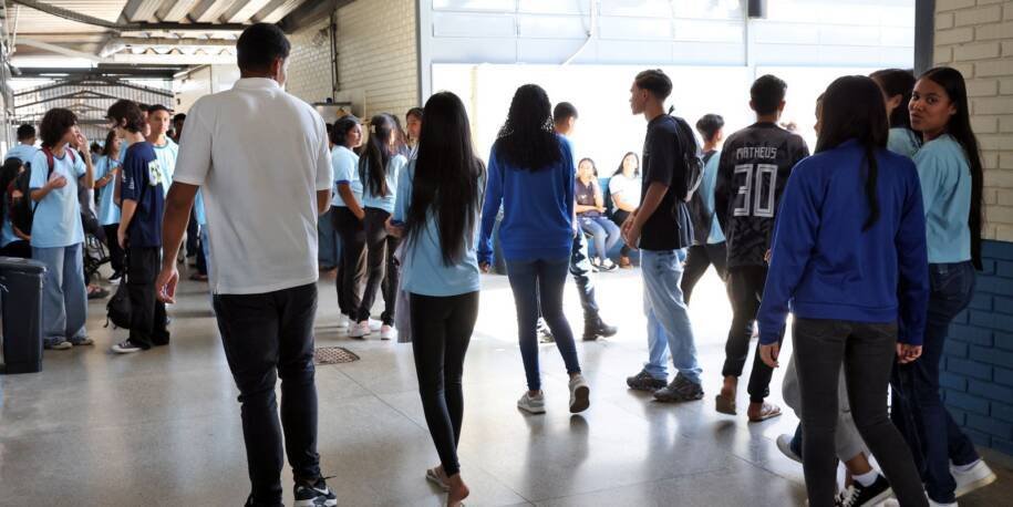 MEC libera R$ 200 para estudantes nascidos em novembro e dezembro hoje