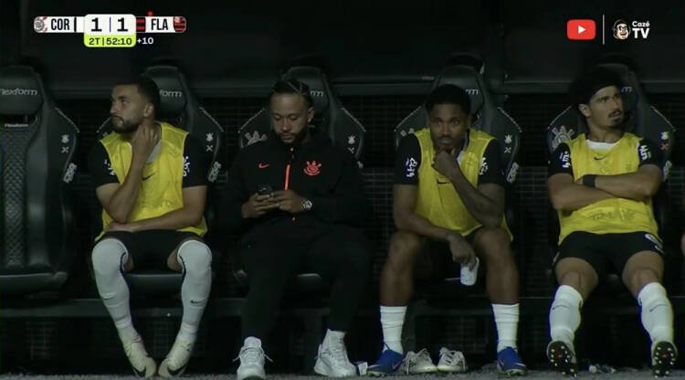 Memphis Depay denunciado ao STJD por uso de celular no banco de reservas