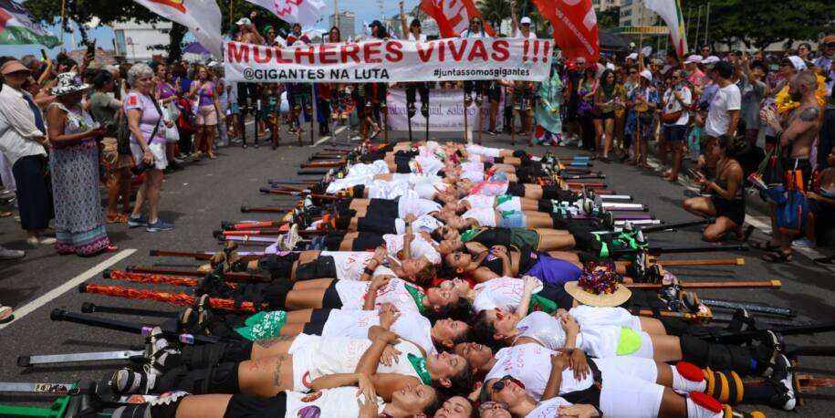 Milhares de Mulheres Protestam em Copacabana contra o Feminicídio e Violência