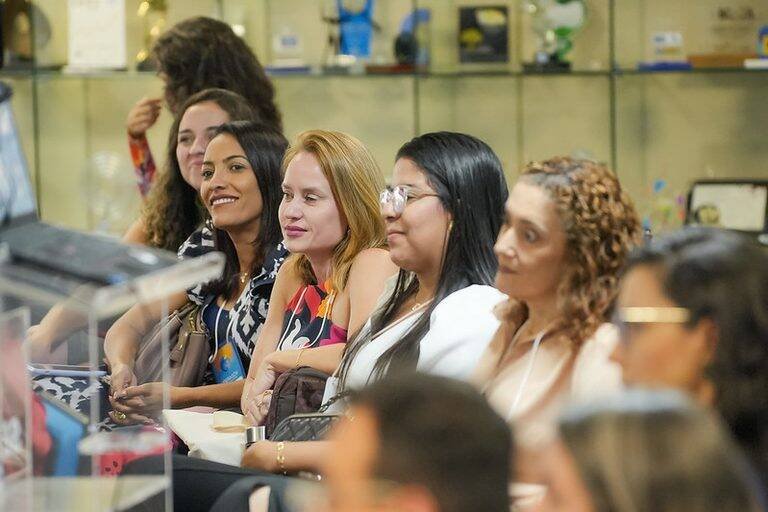 Ministério da Gestão revela crescimento de mulheres na liderança federal e desafios persistem