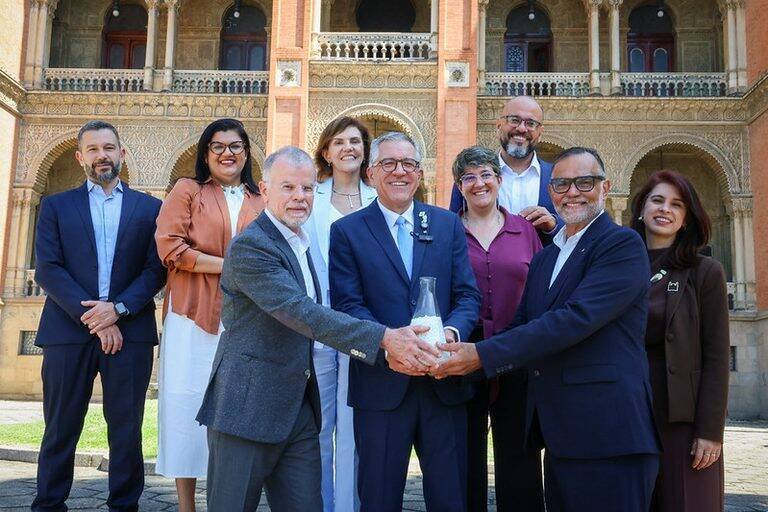 Ministro Alexandre Padilha anuncia R$ 90 milhões e entrega tacrolimo nacional