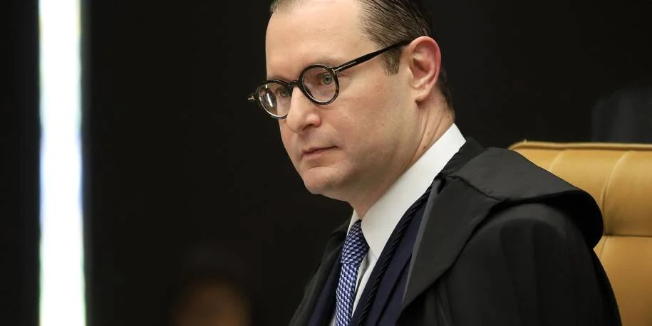 Ministro Cristiano Zanin condena médico por trote misógino na Unifran