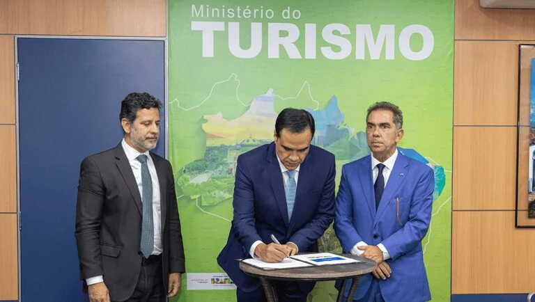 Ministro Gustavo Feliciano anuncia desconto de até 15% em hotéis para professores