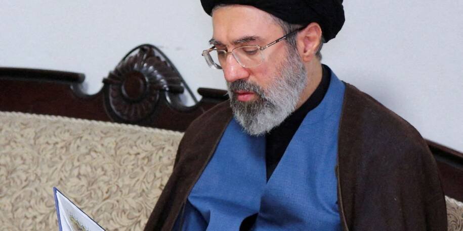 Mojtaba Khamenei promete vingança e mantém Estreito de Ormuz fechado