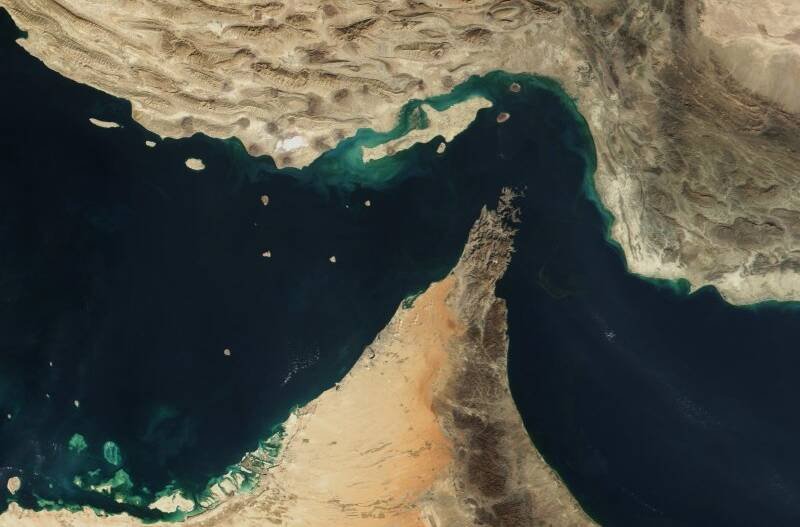 Morte de Ali Khamenei provoca fechamento do Estreito de Ormuz e tensão no petróleo