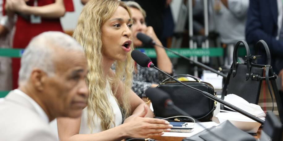 MPF processa Ratinho e SBT por discurso transfóbico contra Erika Hilton