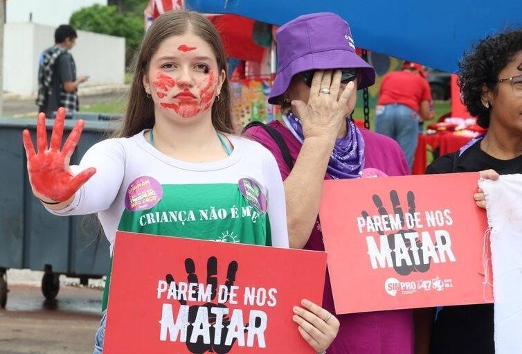 Mulheres protestam em Brasília contra feminicídio e governo de Ibaneis Rocha