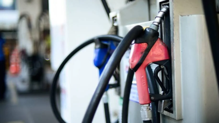 Petrobras reajusta preço do diesel em R$ 0,38; governo tenta conter impacto