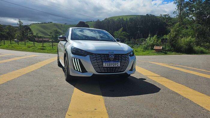 Peugeot reduz preço do 208 GT Hybrid 2026 e desafia Fiat Cronos com oferta imperdível