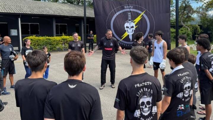 Polícia Militar de SC realiza ação de Páscoa com Fabrício Werdum e BOPE