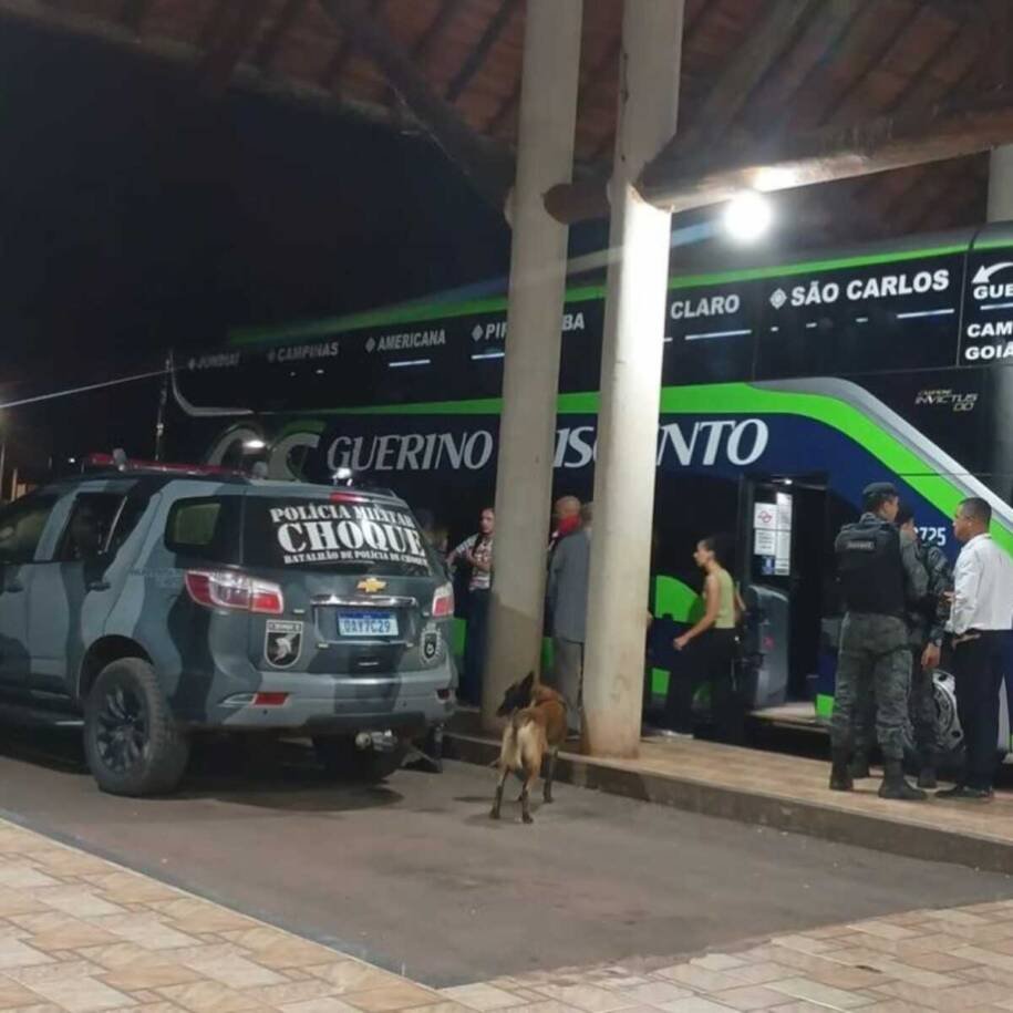 Polícia Militar prende suspeito com granadas defensivas em ônibus no MS