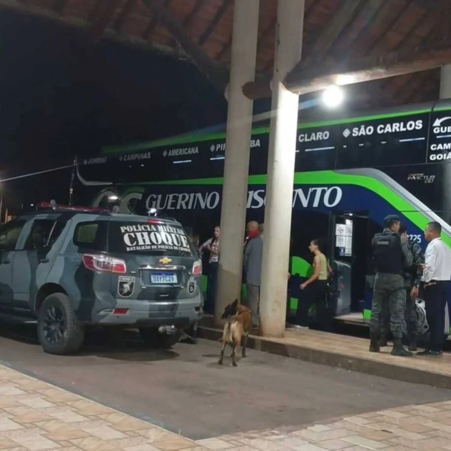 Polícia Militar prende suspeito com granadas defensivas em ônibus no MS