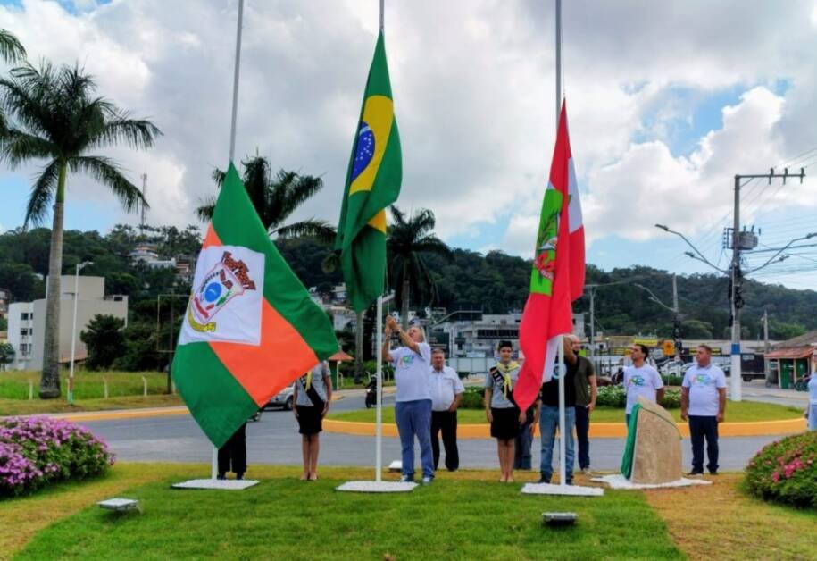 Prefeito Leonel Pavan inaugura Praça das Bandeiras em Camboriú e marca 142 anos