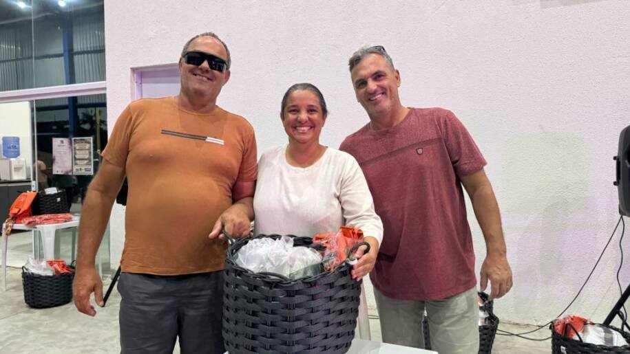 Prefeito Tiago Baltt entrega 120 kits a pescadores artesanais em Balneário Piçarras