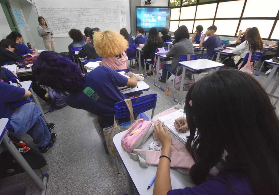 Rede Estadual de Ensino efetiva 17 novos professores e promete mais convocações