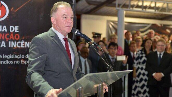 Renato Casagrande renuncia ao governo do ES e provoca disputa acirrada pelo Senado