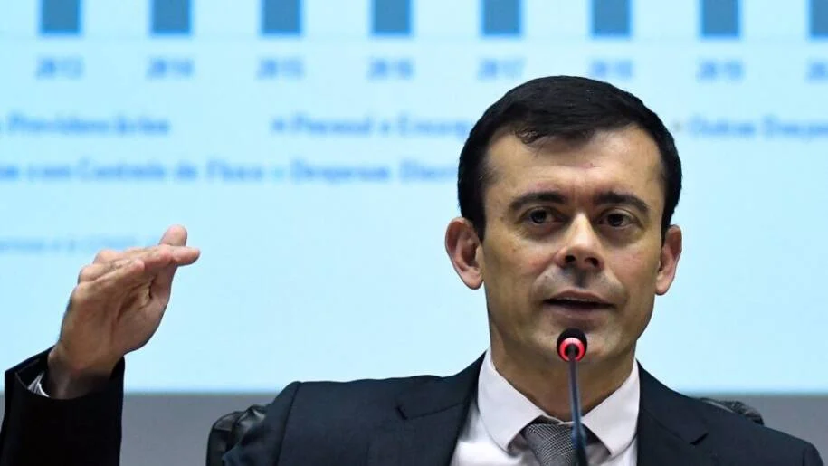 Rogério Ceron alerta: preço do petróleo pode impactar Brasil se ultrapassar US$ 100