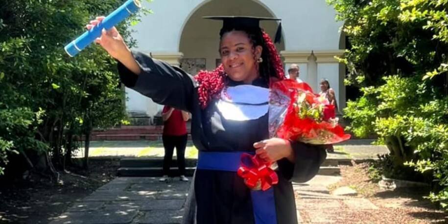 Sabriiny Fogaça Lopes conquista vaga na UFRRJ 25 anos após discriminação escolar