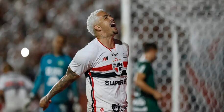 São Paulo derrota Chapecoense e assume liderança do Brasileiro com 13 pontos