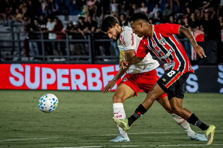 São Paulo vira sobre Red Bull Bragantino e mantém liderança do Brasileirão em crise