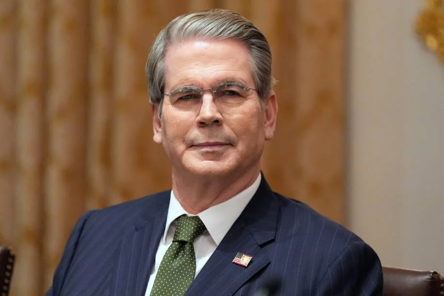 Scott Bessent anuncia escolta de petroleiros no Ormuz e gera tensão internacional