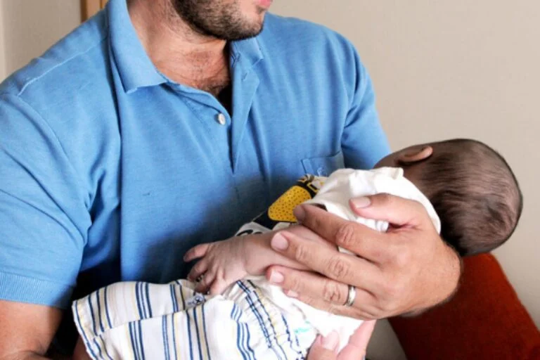 Senado aprova ampliação da licença paternidade que chega a 20 dias em 2029