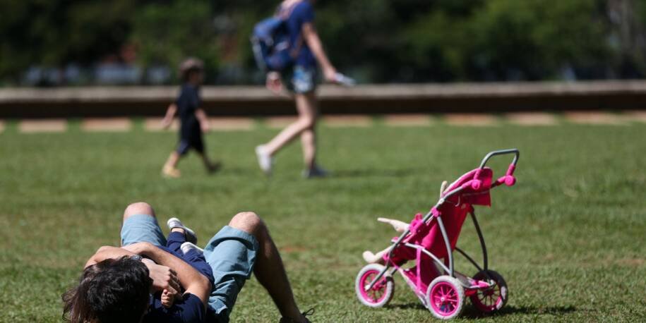 Senado aprova licença-paternidade de 20 dias e garante salário-paternidade