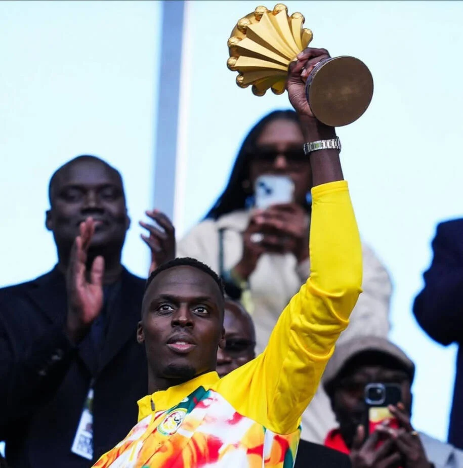 Senegal exibe troféu da Copa Africana enquanto enfrenta polêmica da CAF