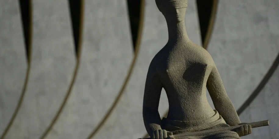 STF limita penduricalhos e suspende auxílios de juízes e promotores, veja quais