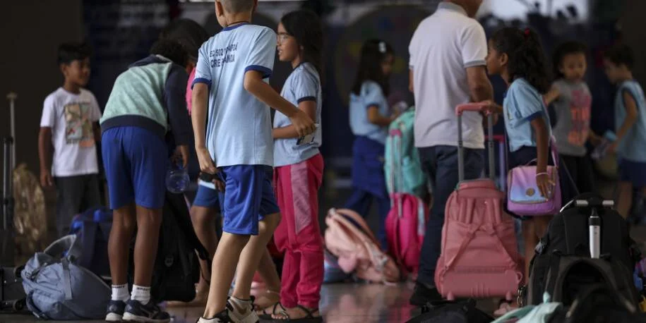 Unesco revela 273 milhões de crianças fora da escola e alerta para crise educacional