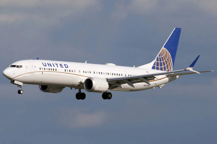 United Airlines transforma cabines e reduz assentos econômicos para atender demanda premium