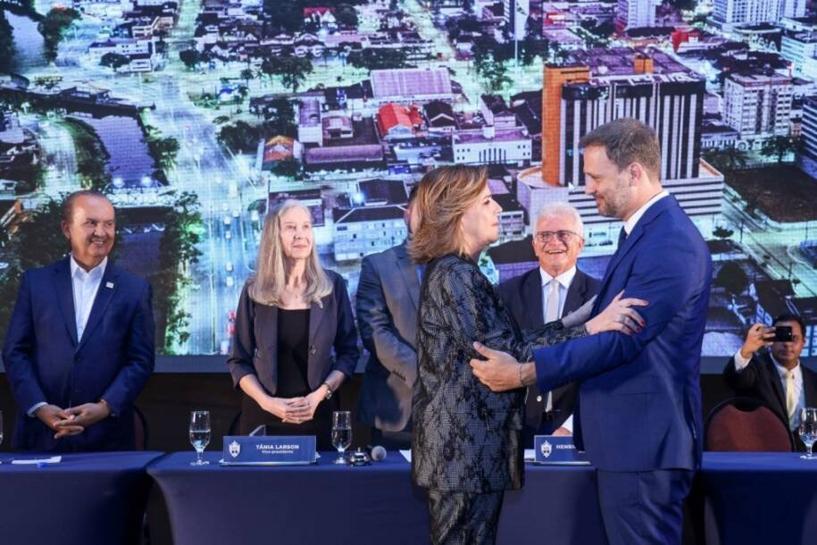 Adriano Silva renuncia e Rejane Gambin assume prefeitura em Joinville