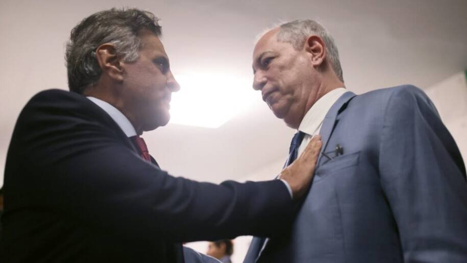 Aécio Neves convida Ciro Gomes a liderar candidatura do PSDB à presidência em 2026