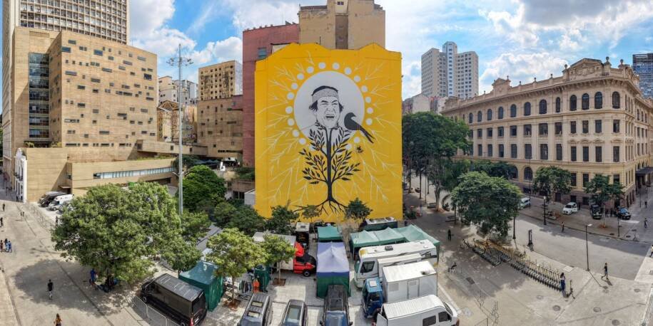 Ailton Krenak recebe mural em São Paulo para celebrar Dia dos Povos Indígenas