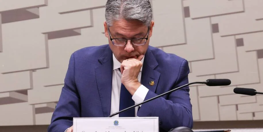 Alessandro Vieira pede indiciamentos de Toffoli, Moraes e Gilmar por crimes