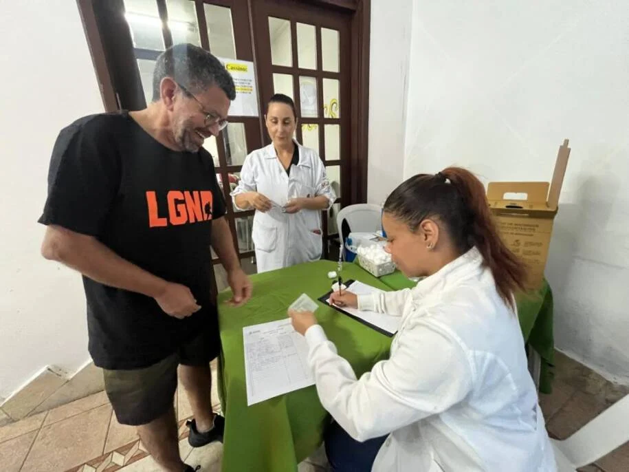 Aline Leal anuncia vacinação de 79 idosos contra a gripe em Balneário Camboriú
