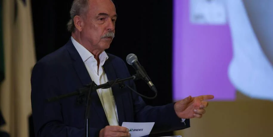 Aloizio Mercadante revela desafios do BNDES e segurança bancária em entrevista