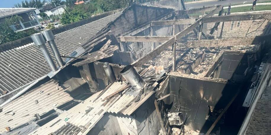 Avião de pequeno porte cai em Capão da Canoa e mata casal e piloto; busca por passageiro continua