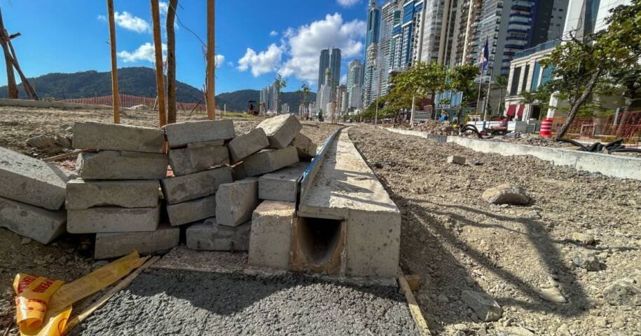 Balneário Camboriú implanta calhas ocultas para drenar água da chuva na orla