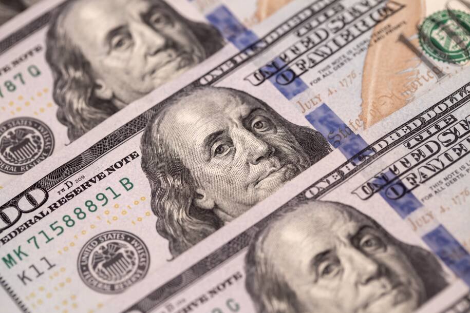 Banco Central surpreende ao não aceitar propostas e dólar termina em queda